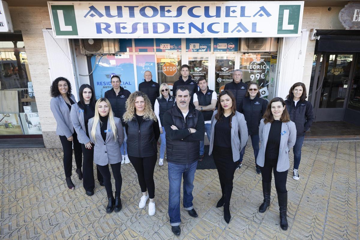 El quipo de Autoescuela Residencial trabaja duro par ofrecer promociones increíbles.