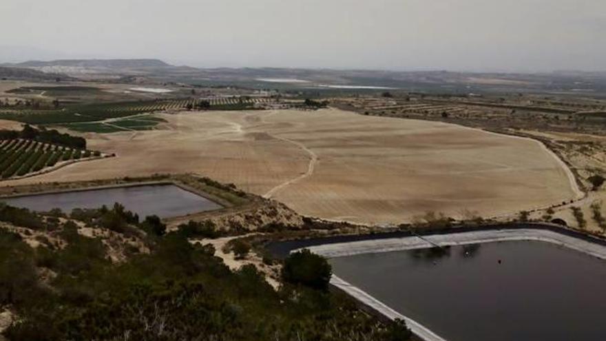 Los vecinos alertan de la desaparición en Sierra Escalona de una colina de 6.000 m2