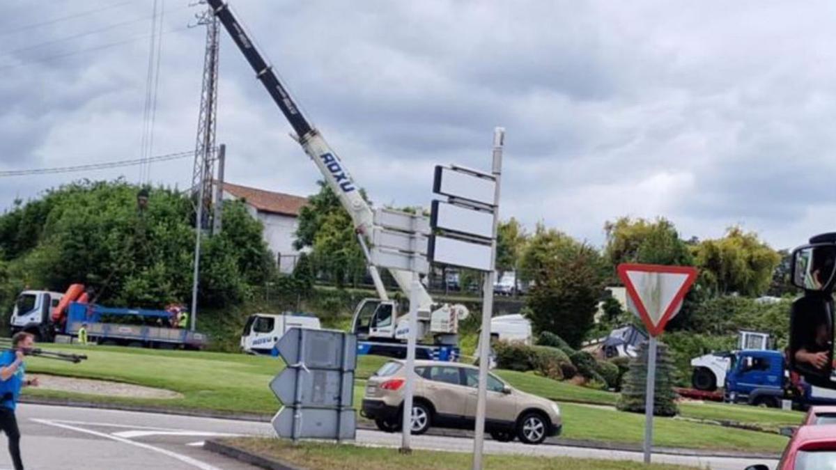 Corte de tráfico en la rotonda de Viñao tras volcar una apisonadora