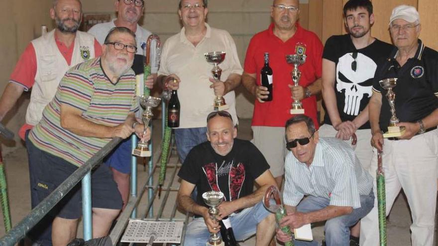 Los ganadores posan con sus trofeos.