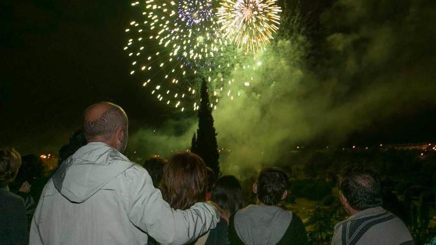 Una multitud siguiendo los fuegos del año pasado desde el Parque de Invierno.