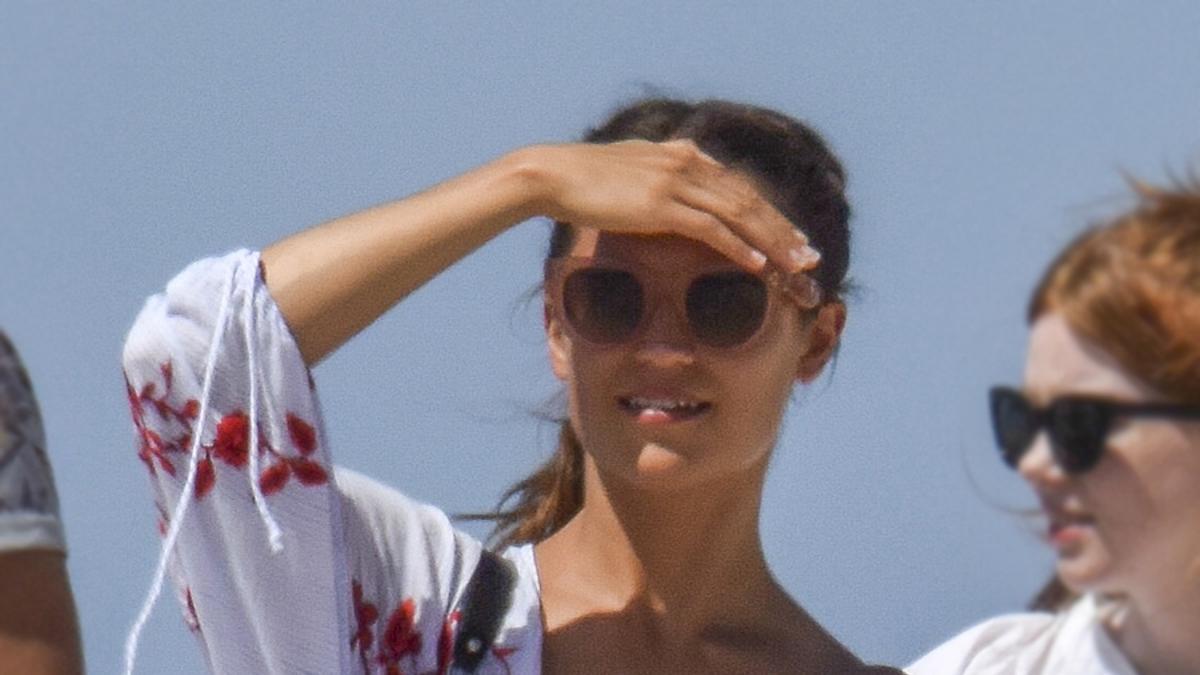 Alicia Vikander elige un vestido de Zara para sus vacaciones