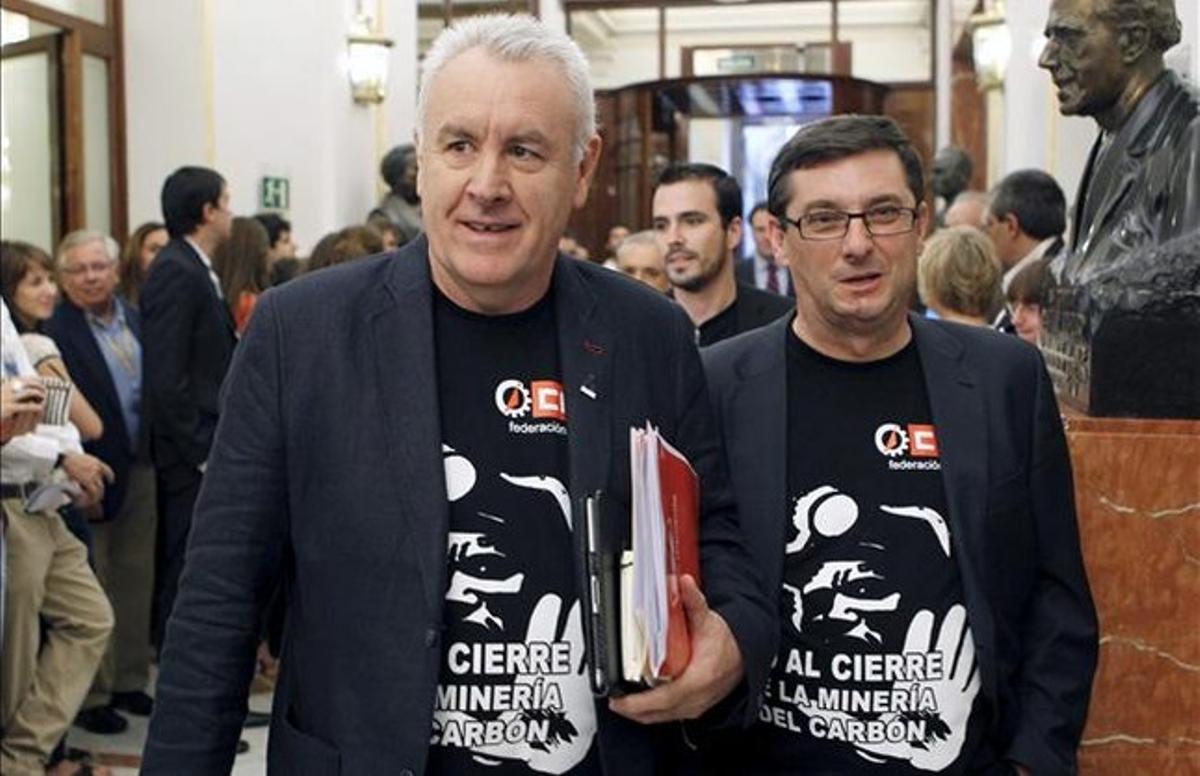 Els diputats d’Esquerra Plural Cayo Lara (IU) i Joan Josep Nuet Pujal (EUiA), amb samarretes de suport als miners, passen al costat del bust de Julián Besteiro, a l’arribar al Congrés.