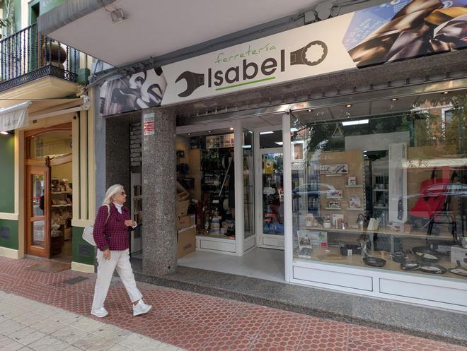 Reapertura de la Ferretería Isabel en Benicàssim tras el incendio