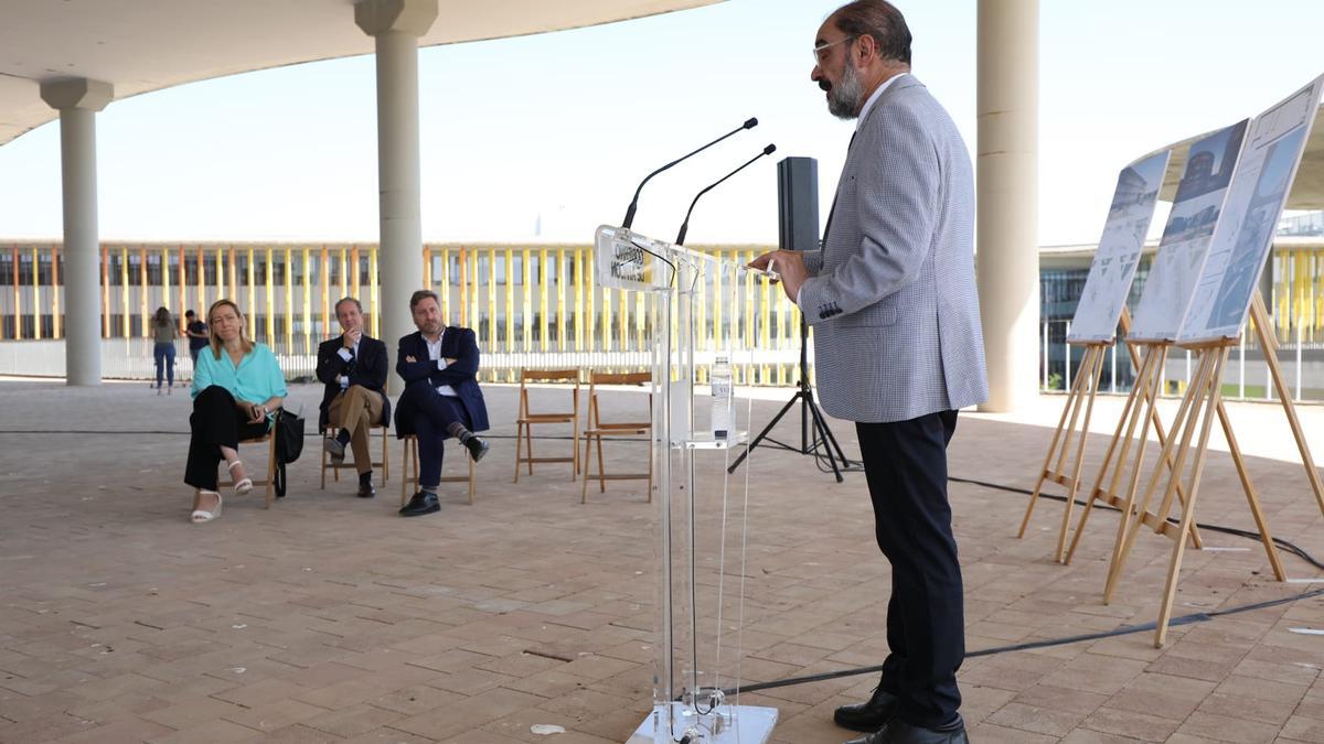 Lambán, ante la mirada de Soro y Gastón, presentando el proyecto de viviendas en la Expo.