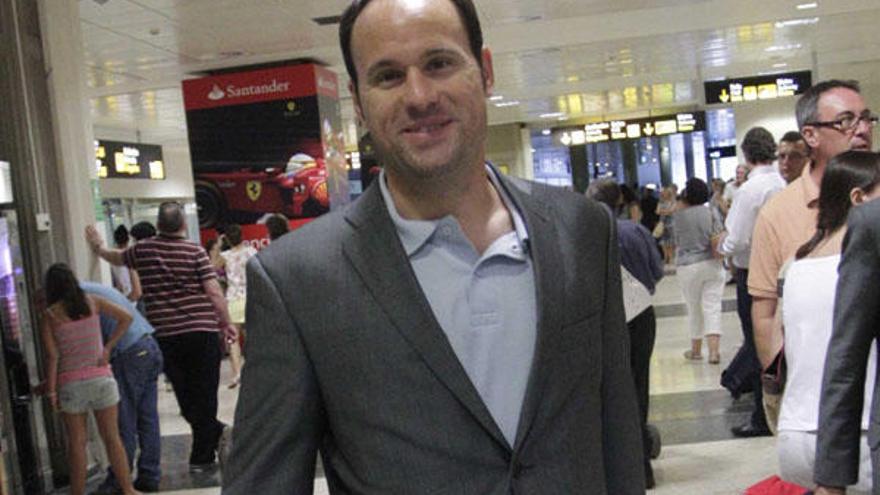 Mateu Lahoz arbitra en el aeropuerto