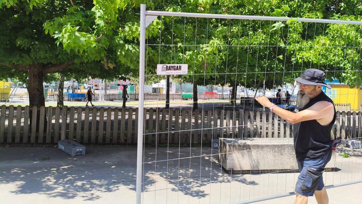 Un momento de la retirada de las vallas del parque infantil de As Lagoas.