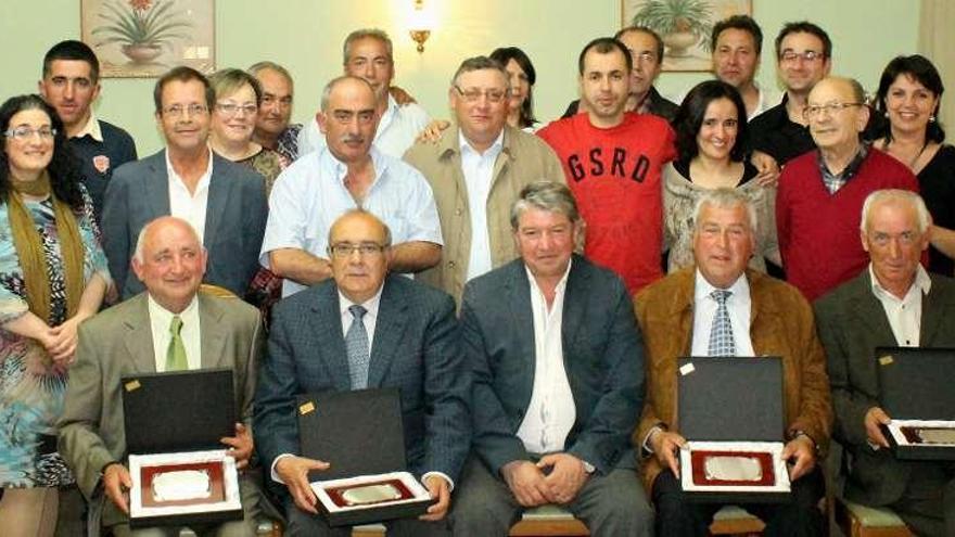 Los jubilados y el alcalde (centro) en primera fila, junto a sus compañeros de trabajo.