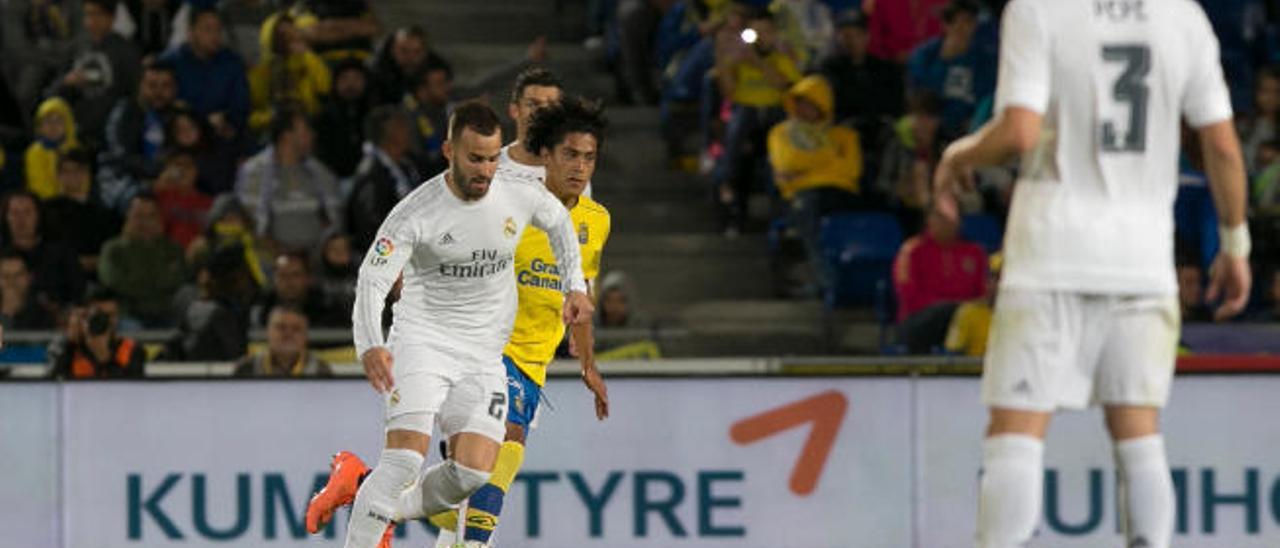 Jesé Rodríguez conduce el balón perseguido por Mauricio Lemos.