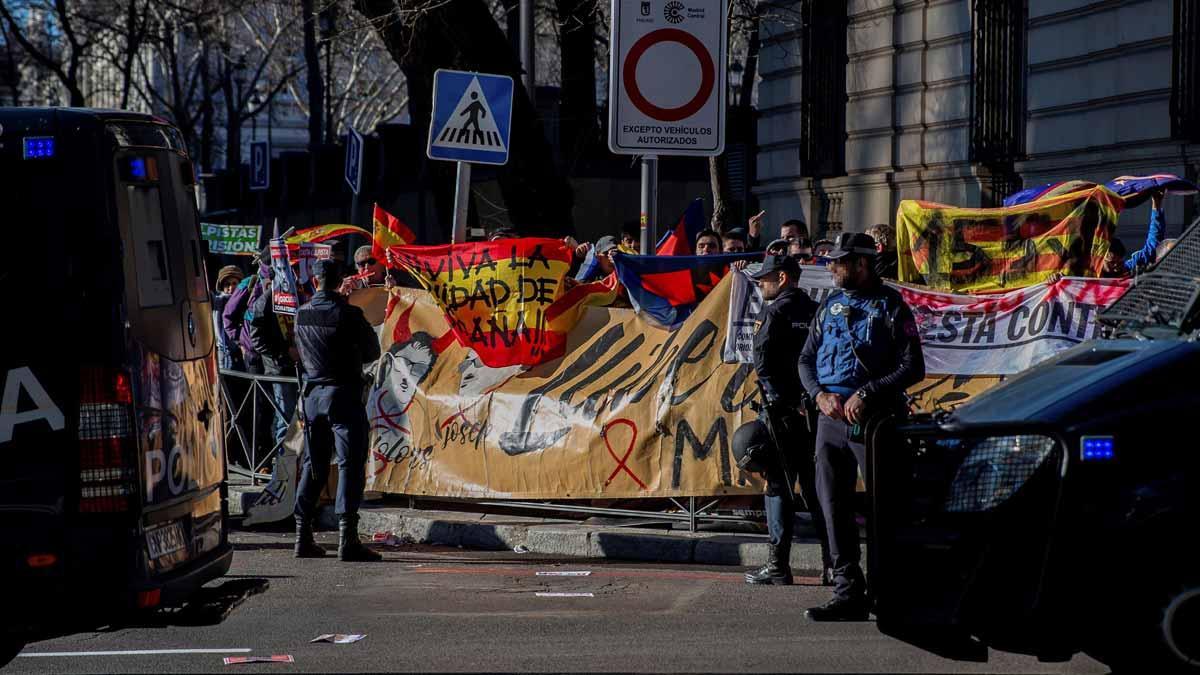 Concentración en contra de los independentistas en los alrededores del Supremo.