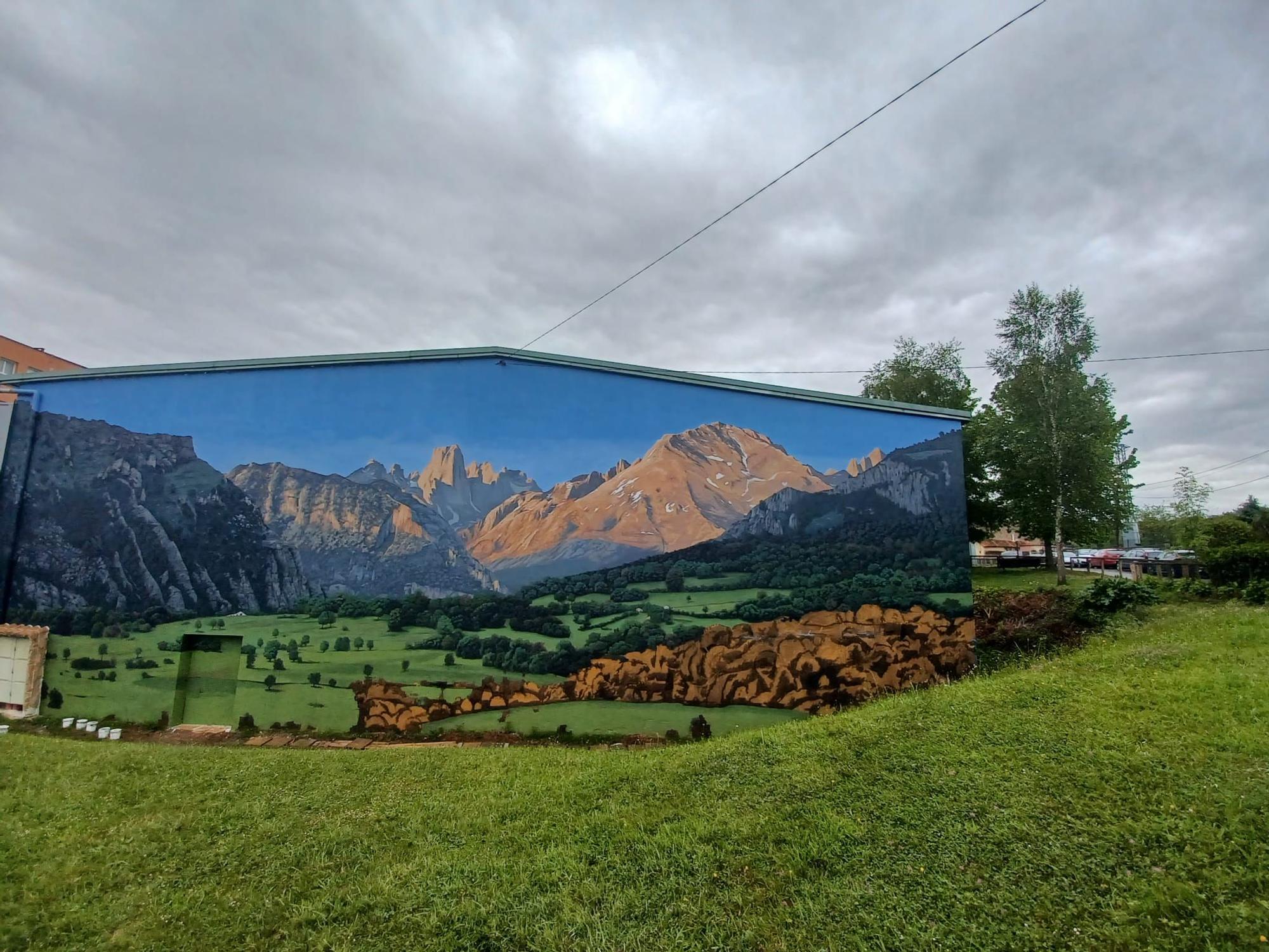 "La montaña viene a Siero": el concejo inaugura el grafiti gigante del pico Urriellu