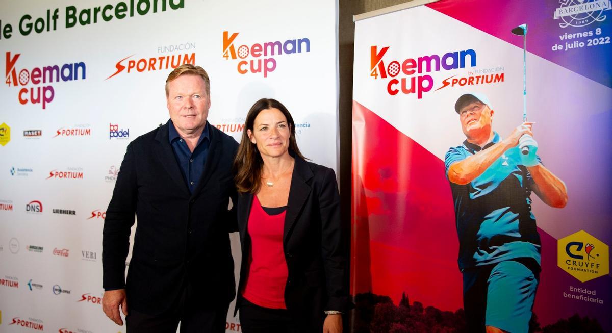 Koeman y Pati Roura, directora de la 'Cruyff Foundation', en el club de golf de Barcelona en Sant Esteve de Sesrovires.