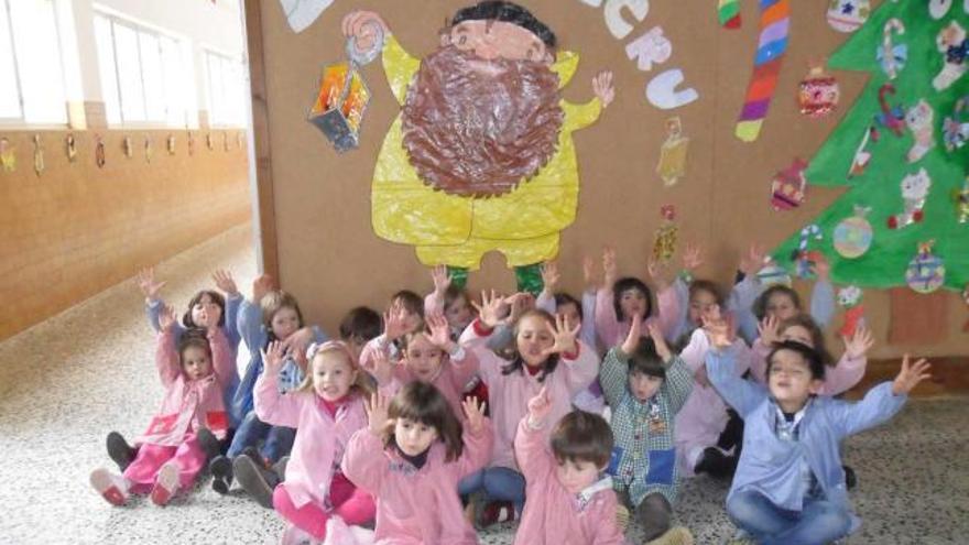 Niños del Colegio de Panes, con un mural de L&#039;Anguleru a sus espaldas.