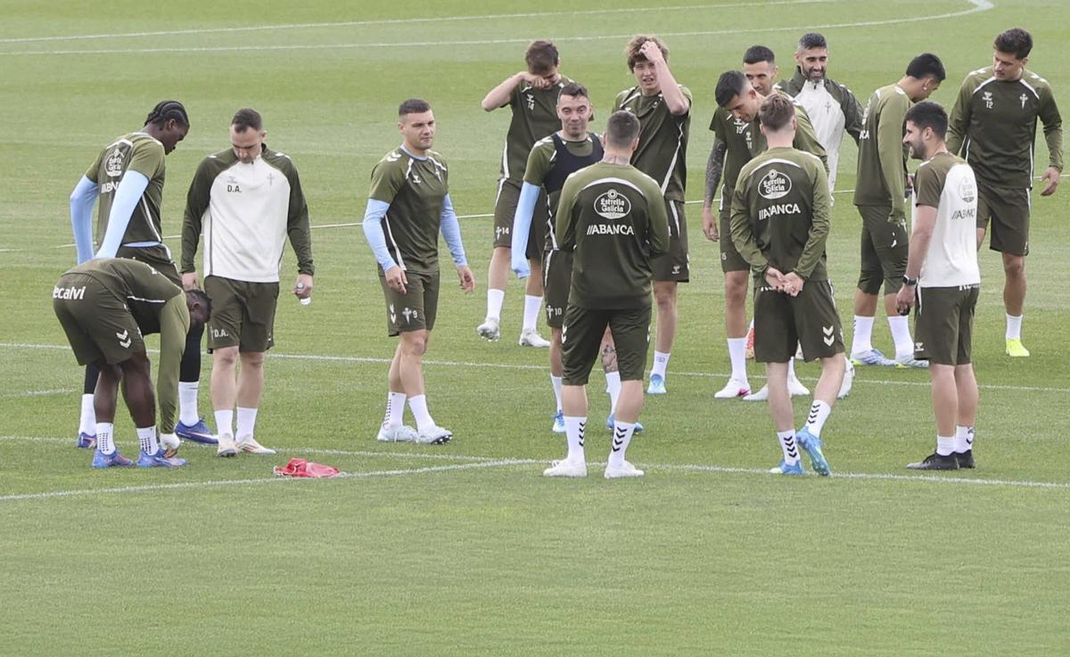 Un momento  del entrenamiento matinal celebrado ayer en la ciudad deportiva. | ALBA VILLAR