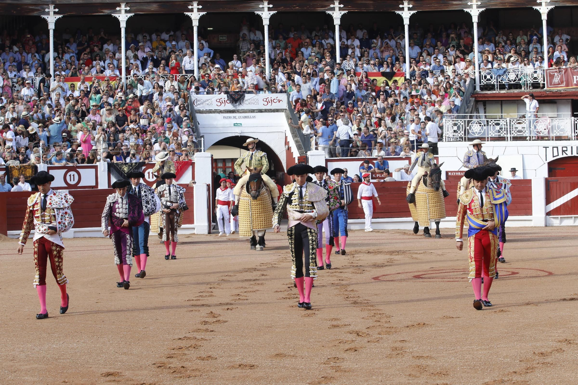 De Espinosa de los Monteros a Esperanza Aguirre: el ambiente en la plaza de toros de Gijón, en imágenes