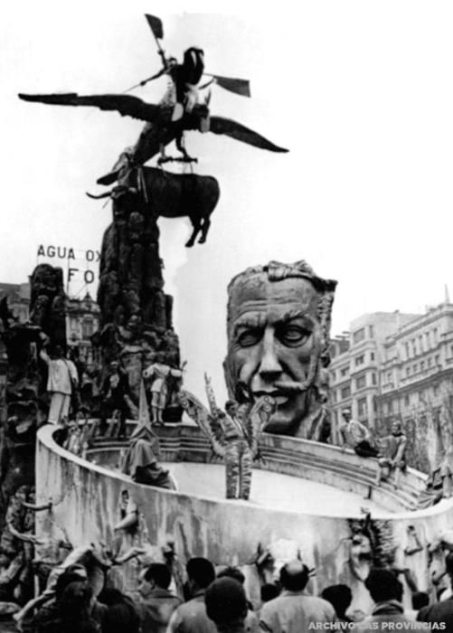 La falla que Dalí va dissenyar l’any 1954 per a la Comissió del Foc, plantada a la plaça de l’Ajuntament de València, llavors plaça del Caudillo.