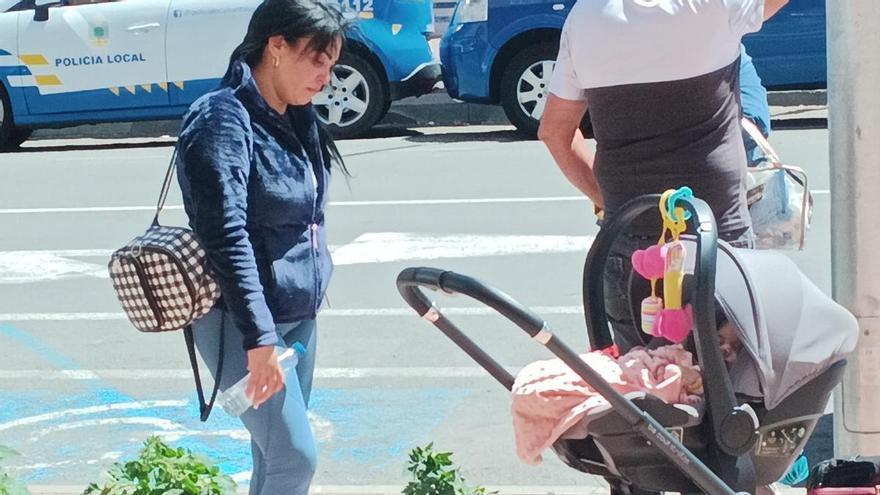 Policía y bomberos amplían el perímetro de seguridad del edificio desalojado en Vecindario por peligro de derrumbe