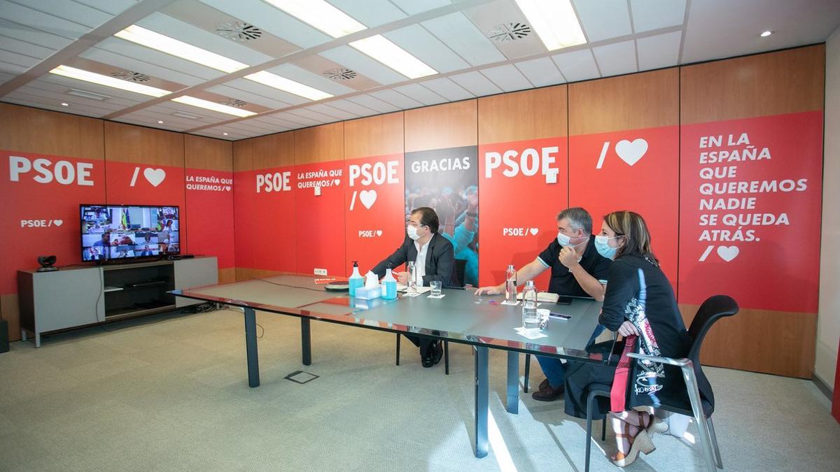 El presidente de Extremadura, Guillermo Fernández Vara, junto con los dirigentes Adriana Lastra y Santos Cerdán, este 11 de septiembre en Ferraz, durante la reunión del consejo de política federal del PSOE.