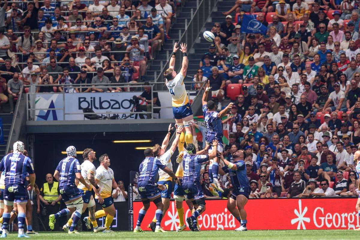 Joe McCarthy, de Leinster, gana una touch en la final de la Champions ante Union Bordeaux Bègles, en San Mamés