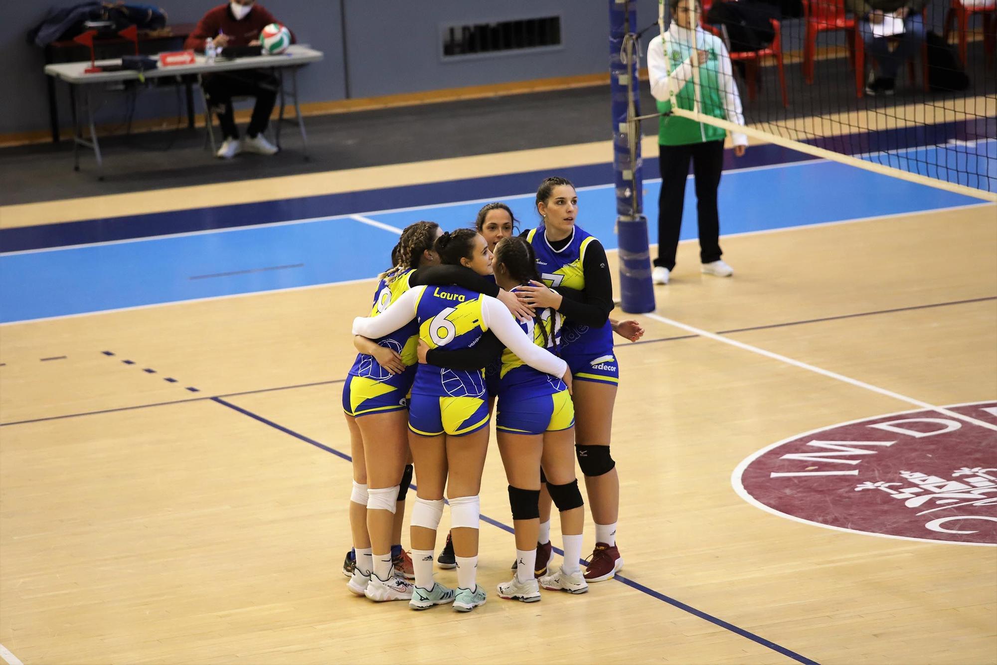 El Academia da la sorpresa y se impone al Adecor en el derbi de voleibol