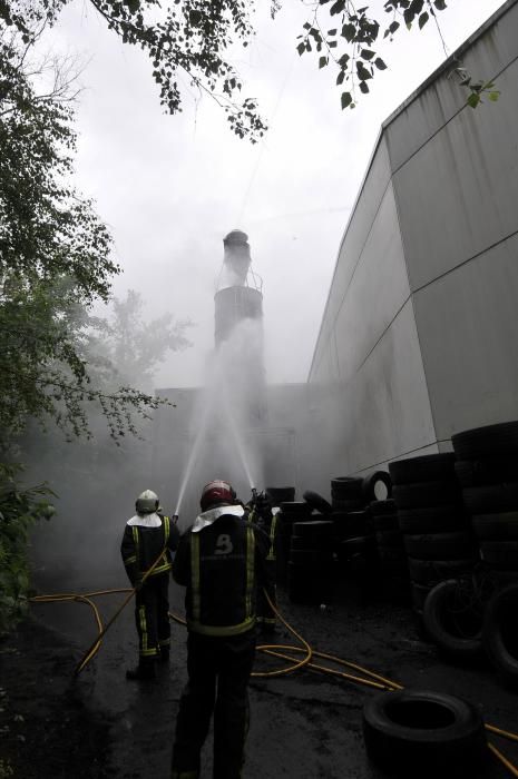 Los bomberos sofocan un incendio en una empresa de neumáticos del polígono langreano de La Moral