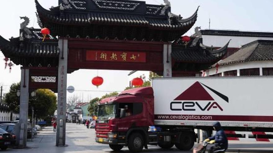 Camión de la compañía Ceva Logistics, en la frontera entre China y Kazajistán.