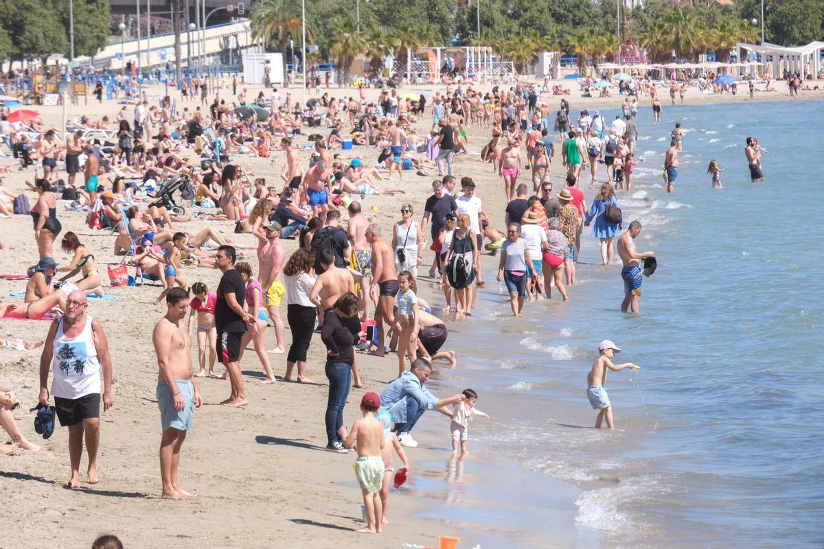 Turistas en la playa en Alicante, el pasado fin de semana.