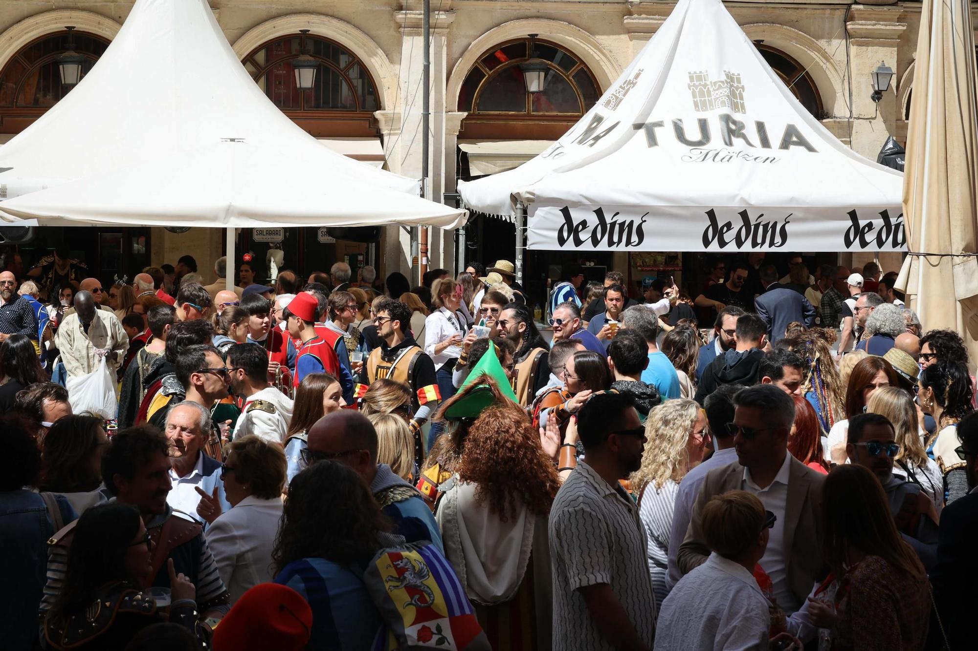 El Sant Jordiet entre claveles en la procesión de la Reliquia
