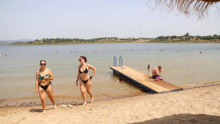 Los cordobeses disfrutan de su playa natural