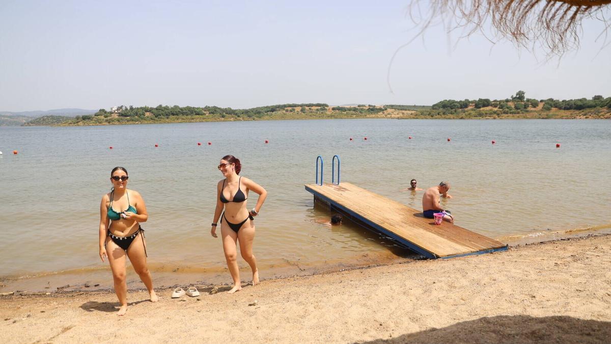 Los cordobeses disfrutan de su playa natural