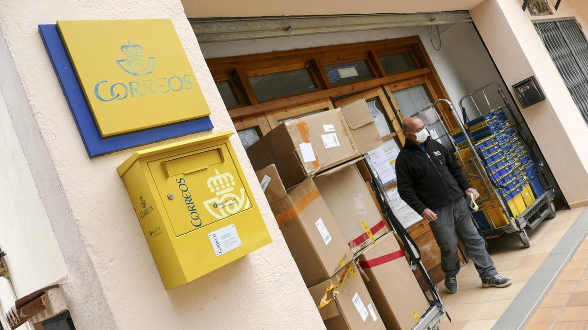 Un trabajador de una oficina de Correos.