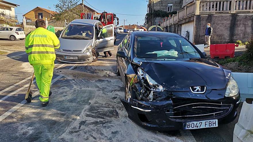 Un herido leve en un choque en la PO-551 a su paso por Cela | SANTOS ÁLVAREZ