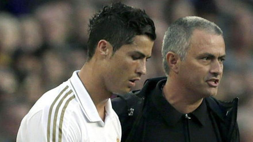 Ronaldo y Mourinho en un partido del Madrid en 2012.