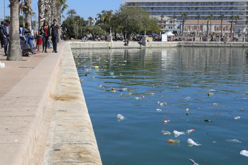 Alicante amanece disfrazada de basura