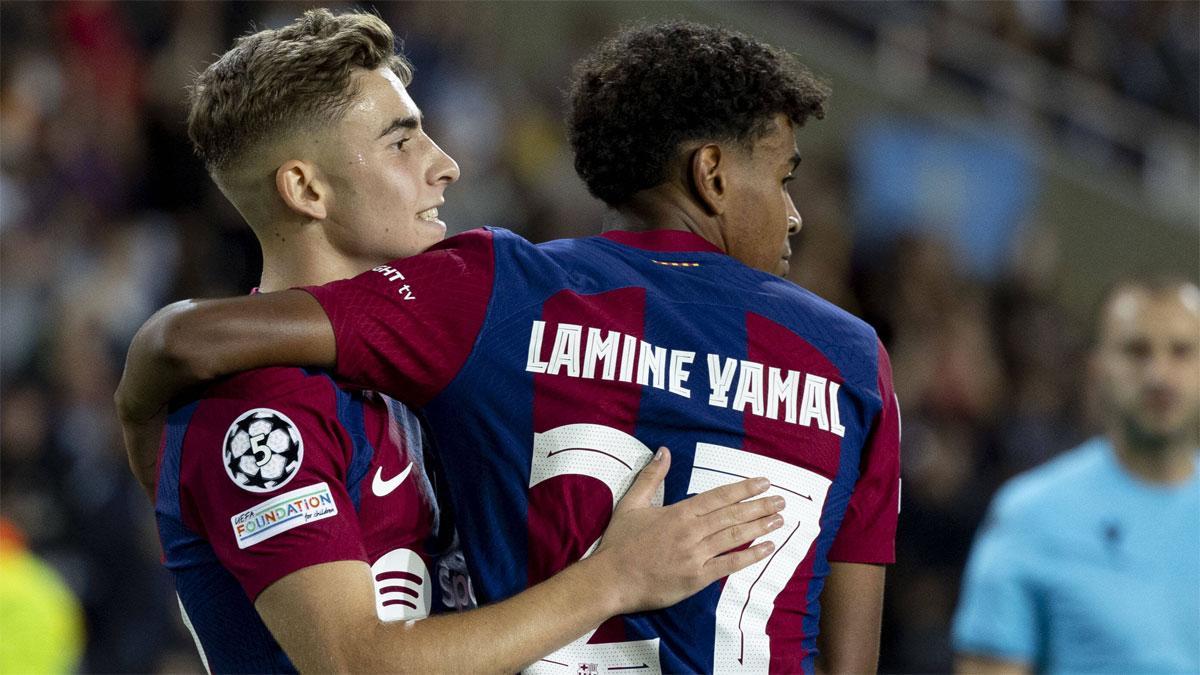 Lamine y Fermín se abrazan en un gol del FC Barcelona