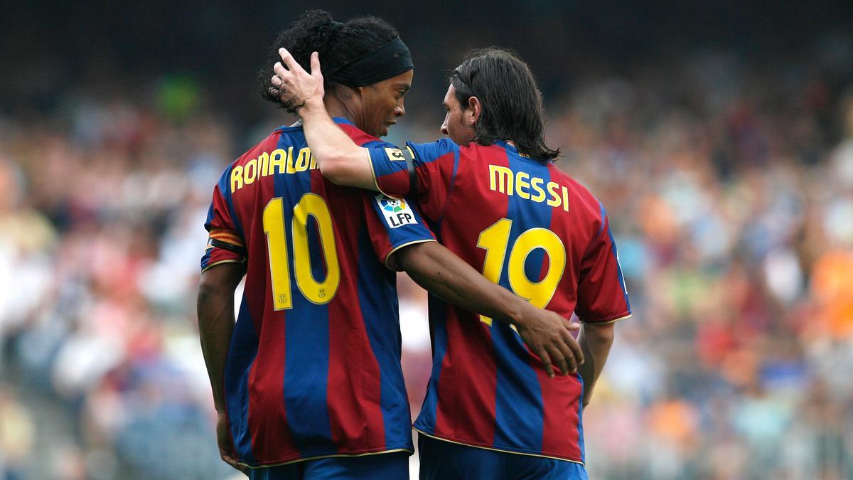Ronaldinho, abrazado a Leo Messi en el Camp Nou