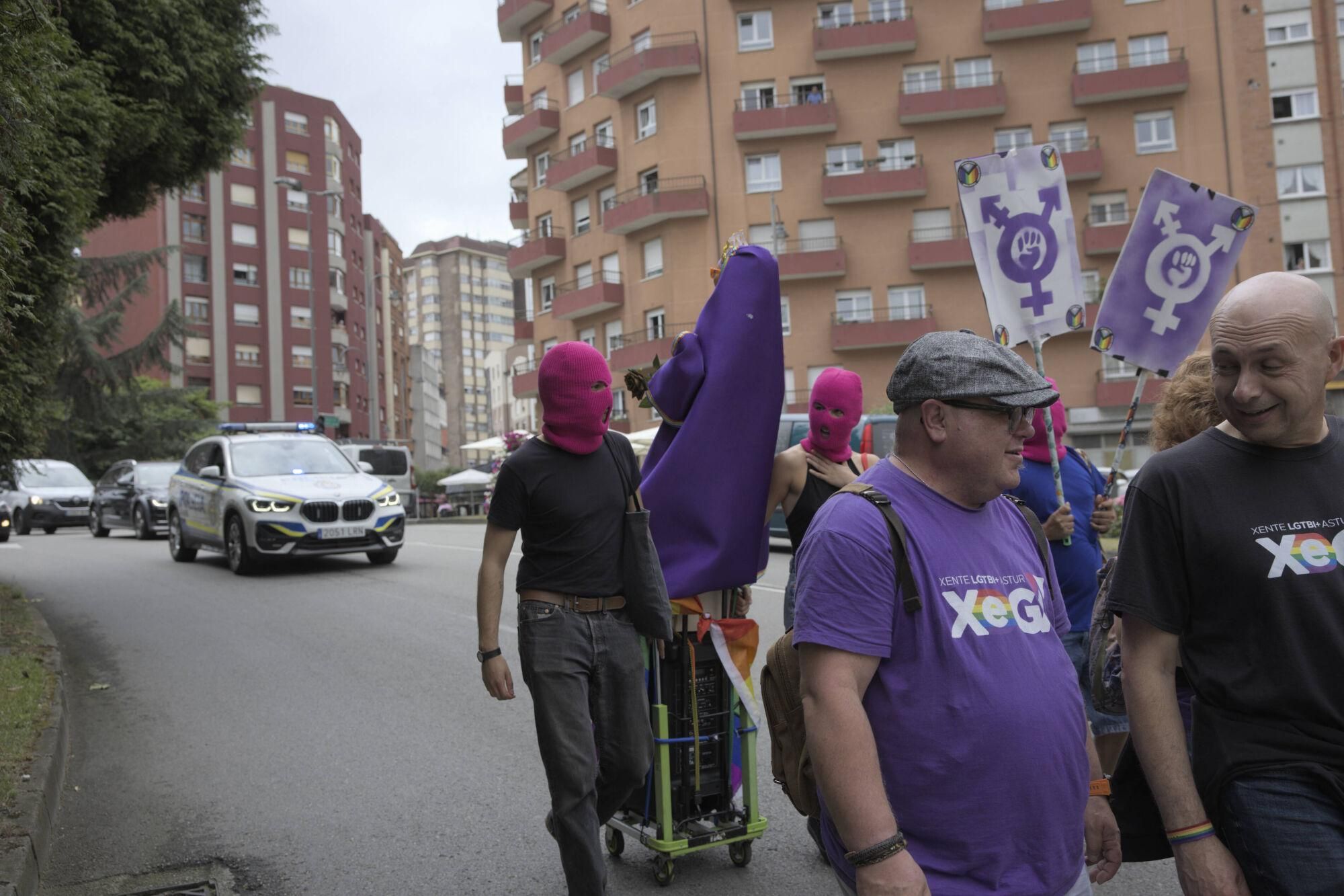 En imágenes: Así fue la manifestación LGTBI de Avilés, con "Santina de Queervadona" incluida