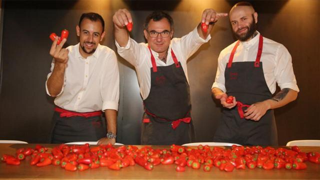 Albert Raurich enseña los 'pebrots' en compañía de Mario Torres y Borja García.