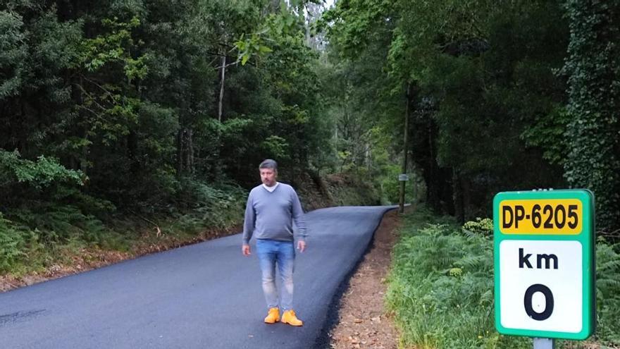 A Deputación coruñesa asfaltou a estrada de acceso a Loureiro e Pumar, en Outes