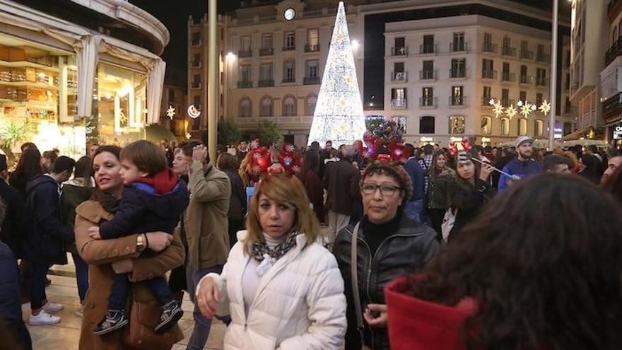 La iluminación navideña, las comidas y las compras típicas de estas fiestas llenan estos días las calles del Centro.