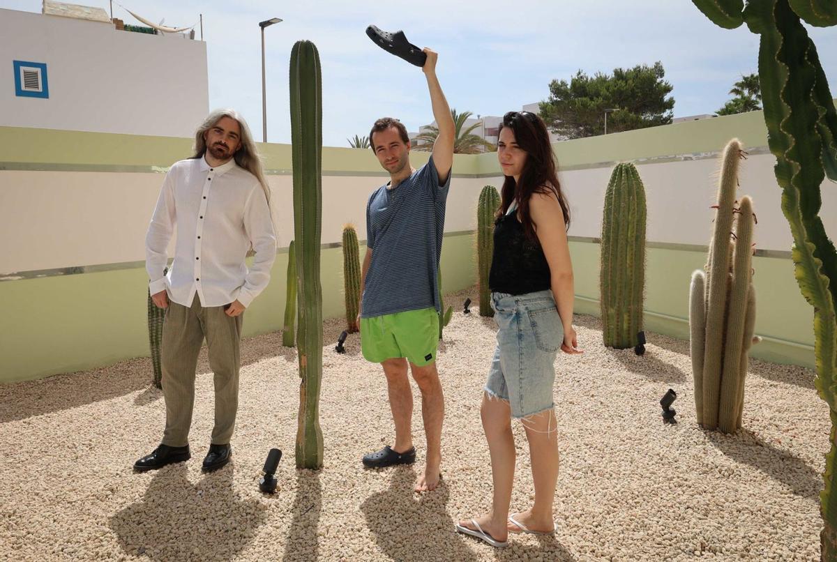 Carlos Elías ‘Dr. Rock’ (guitarra), Álvaro Rivas (vocalista) y Laura de Diego (teclista), ayer en el hotel en el que están alojados en Cala de Bou. | FIRMA