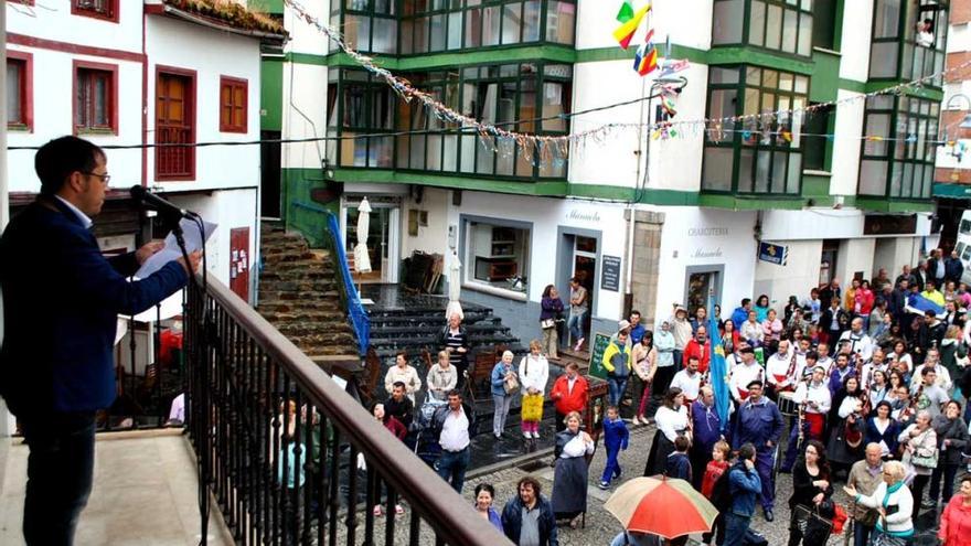 Xosé Ambás se dirige al público en la plaza de San Pedro durante el pregón.