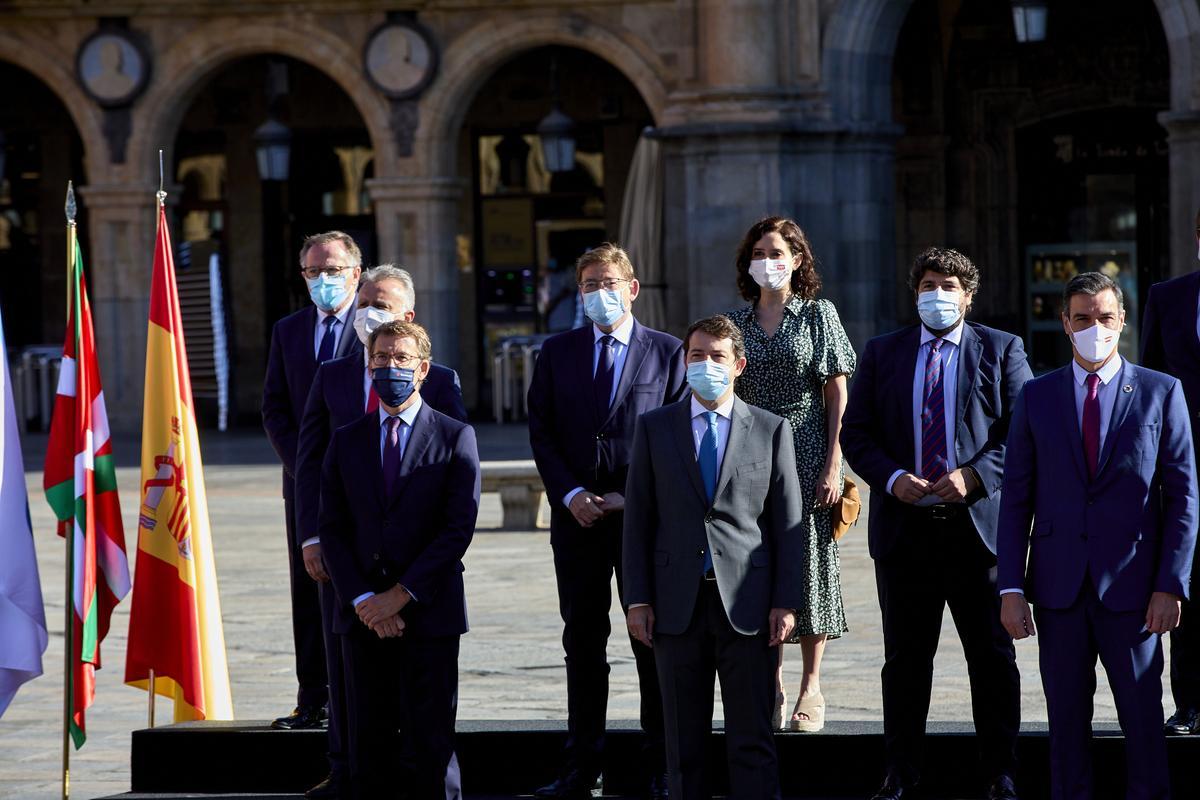 Los presidentes de Melilla, Canarias, Galicia, Comunidad Valenciana, Castilla y León, Comunidad de Madrid y la Región de Murcia junto con el presidente del Gobierno, Pedro Sánchez, durante la XXIV Conferencia de Presidentes en Salamanca