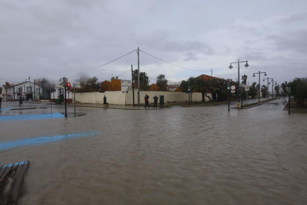 Efectos del temporal en la playa de la Malvarrosa.