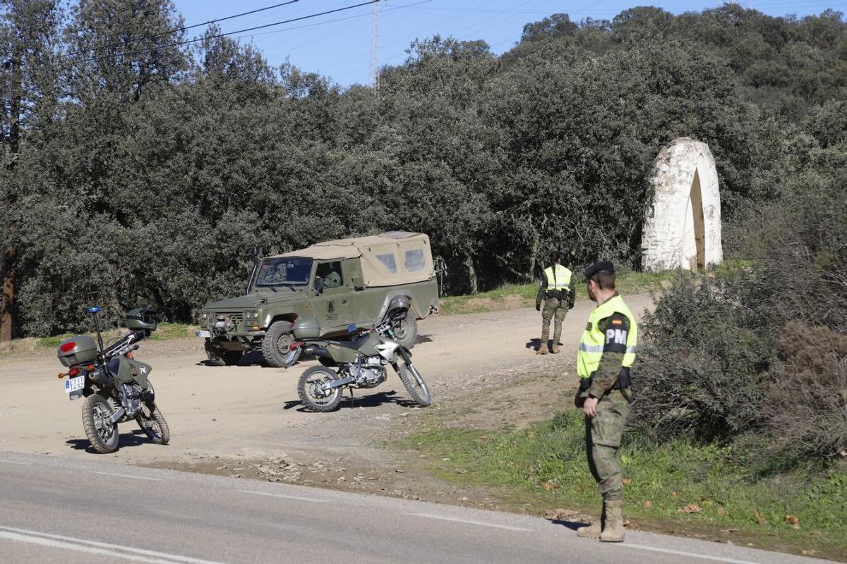 Efectivos de la Policía Militar en uno de los accesos a la zona de Cerro Muriano donde se encuentra el lago en el que han desaparecido dos militares durante unas maniobras.