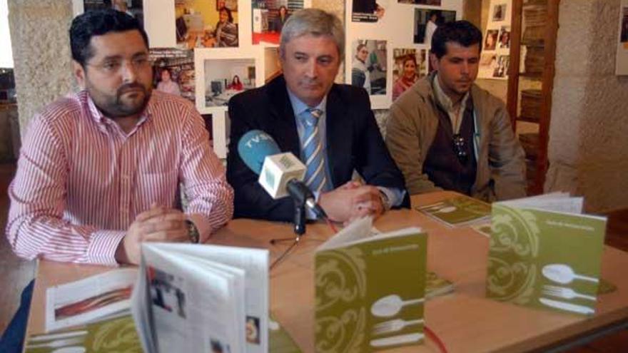 Ramón Guinarte, con Jorge Domínguez y uno de los restauradores participantes.