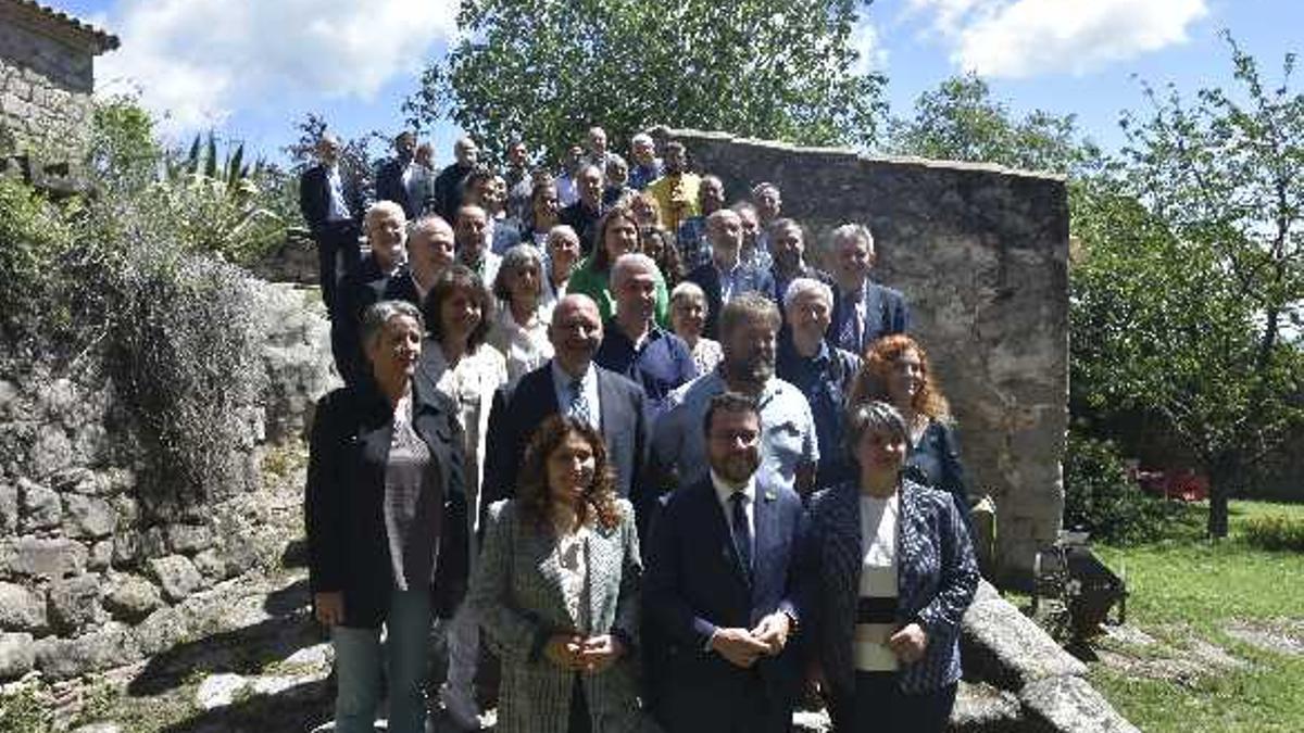 Foto de grup en la visita del president Pere Aragonès al Lluçanès on va signar la llei de creació de la nova comarca el maig passat