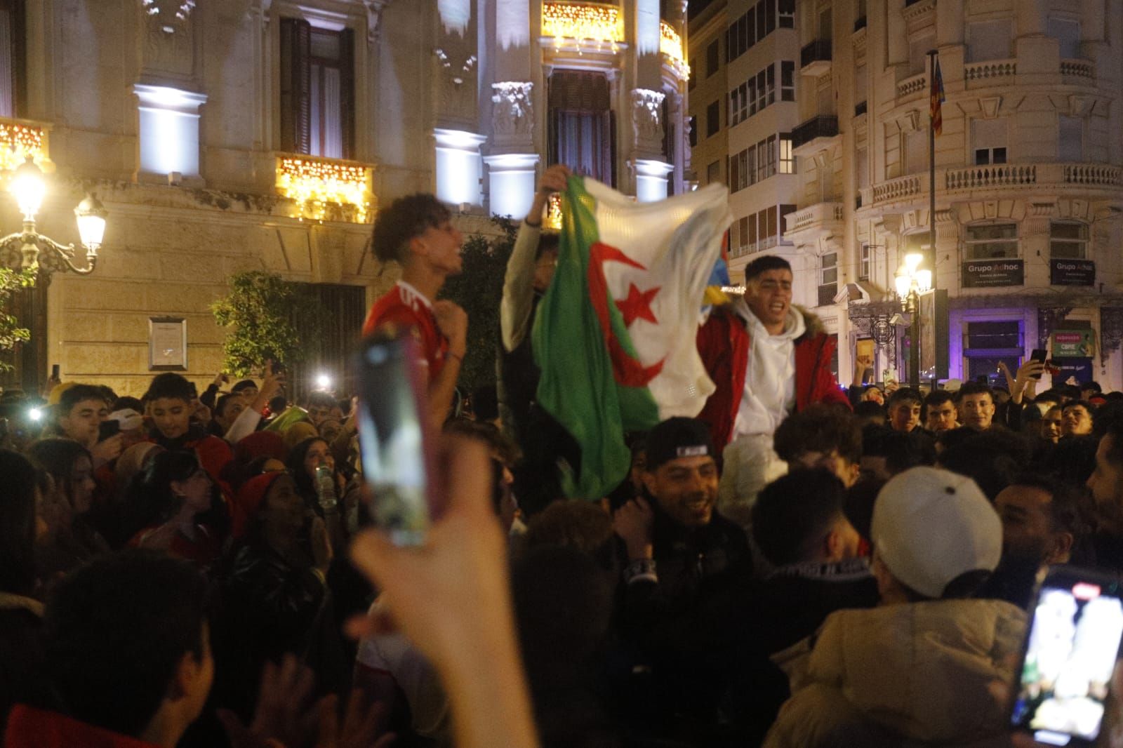 Cientos de marroquís celebran en la plaza del Ayuntamiento de València su pase a semifinales