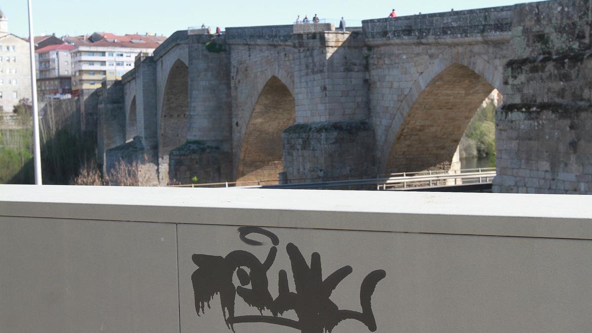 Una pintada en una estructura próxima al mirador sobre el Puente Viejo.