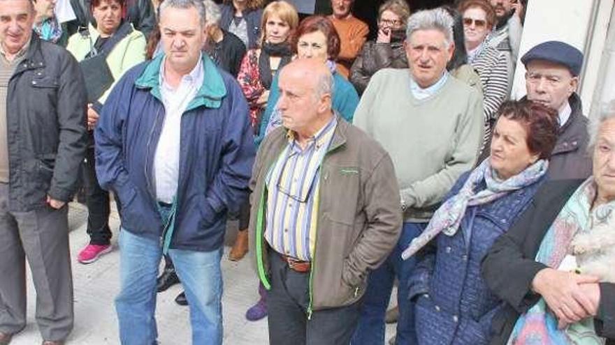 Los vecinos, ayer, ante el portal del edificio &quot;Portocelo&quot;.  // S. Álvarez